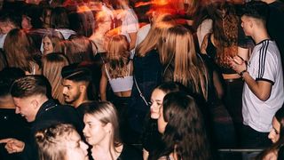 Centru de vaccinare în club. Oferte pentru a convinge tinerii să se imunizeze