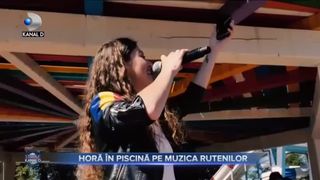Horă în piscină pe muzica Rutenilor