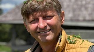 VIDEO | Șoferul beat care a rupt barierele de cale ferată și apoi s-a răsturnat cu mașina este un medic din Capitală