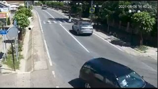 VIDEO | O bătrână de 76 de ani a murit pe loc după ce a fost spulberată de o șoferiță pe trecerea de pietoni