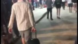 VIDEO | Un tânăr a fost bătut după ce a distrus boxa unor maneliști, în Vama Veche