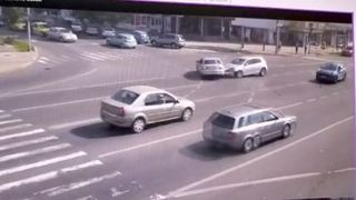 VIDEO | Accident surprins de camerele de supraveghere. Șoferul vinovat și pasagerul au fugit/O victimă a ajuns la spital