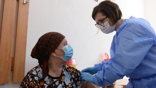 Se dau bonuri de masă pentru românii care se vaccinează anti-COVID