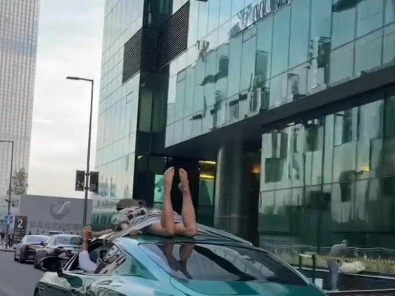 influencerul care și-a plimbat iubita legată de plafon