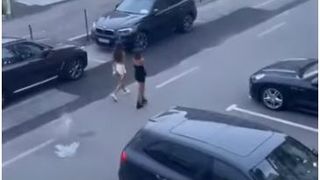 VIDEO | Un bărbat a aruncat cu scaune și sticle &icirc;n turiști, dintr-un hotel din Mamaia