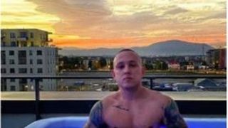 Un bărbat a aruncat cu scaune și sticle &icirc;n turiști, dintr-un hotel din Mamaia