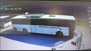 Un șofer de autocar plin a fost surprins în timp ce forţează bariera la trecerea peste calea ferată