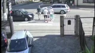 VIDEO | O șoferiță începătoare a izbit în plin trei persoane pe o trecere de pietoni. Momentul a fost surprins de camerele de supraveghere