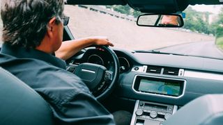 Pornim la drum. Ne trebuie ochelari pentru condus?