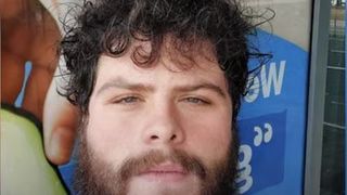 VIDEO | Un youtuber care se descria drept "un virgin gras şi ur&acirc;t" a ucis 5 oameni nevinovaţi &icirc;ntr-o criză de furie, după care, fiind &icirc;ncolţit de poliţişti, şi-a pus capăt zilelor