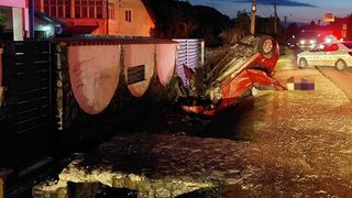 Accident cumplit în Argeș. O mașină s-a răsturnat și apoi a luat foc