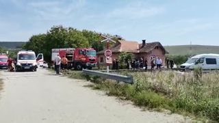 VIDEO | Accident feroviar grav. Un microbuz plin cu oameni a fost lovit de un tren. A fost activat PLANUL ROȘU