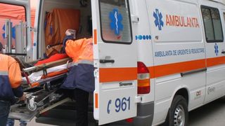Iaşi: Fetiţă de doi ani, dusă la spital, după ce s-a sprijinit de plasa de ţânţari şi a căzut de la etajul al doilea