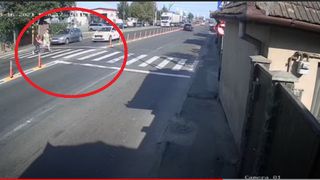 VIDEO | Doi tineri, spulberați pe trecerea de pietoni de un taxi, &icirc;n municipiul Făgăraș 