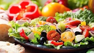 Prețuri de Ibiza, servire sub orice critică. Ce a găsit un rom&acirc;n &icirc;ntr-o salată comandată