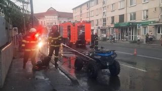 VDEO | Un ATV a luat foc în mers la o distanță mică de mai multe imobile. În ce stare este șoferul