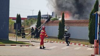 Incendiu puternic la un depozit de materiale plastice din Alba Iulia