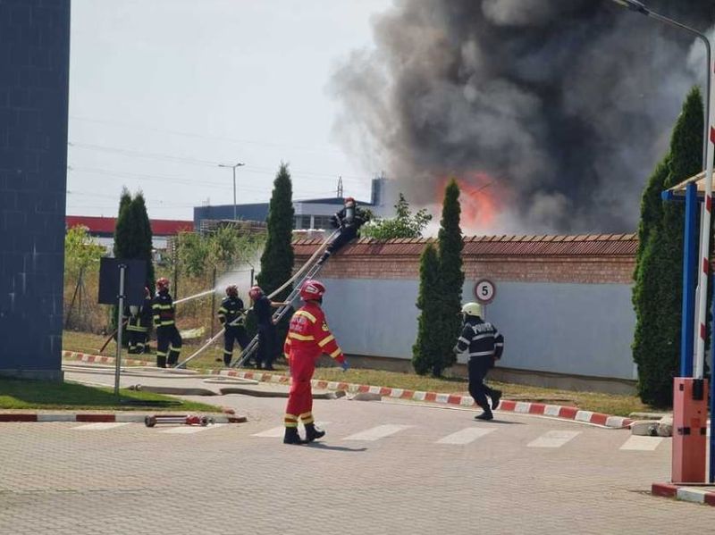 Incendiu puternic la un depozit de materiale plastice din Alba Iulia