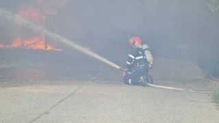 VIDEO | Incendiu puternic la un depozit de materiale plastice din Alba Iulia