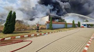 Incendiu puternic la un depozit de materiale plastice din Alba Iulia