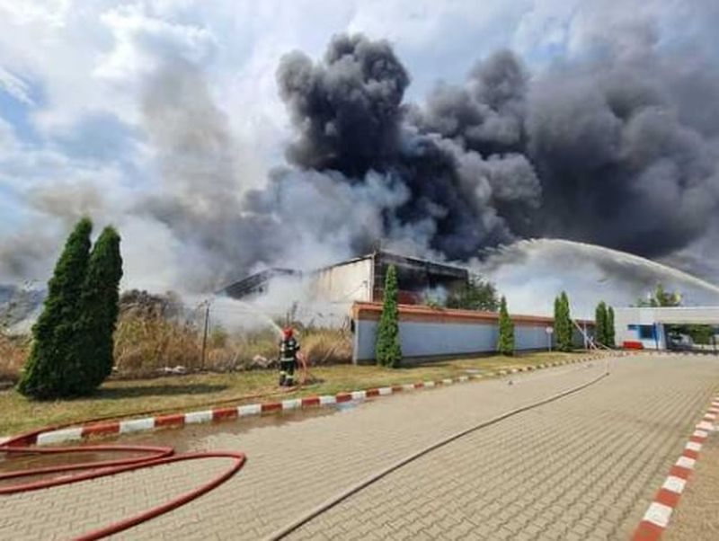 Incendiu puternic la un depozit de materiale plastice din Alba Iulia