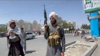 VIDEO | Cu disperare îşi aşteaptă salvarea 27 de români prinşi în haosul apocaliptic din Afganistan. Un avion Hercules a fost trimis să îi aducă acasă