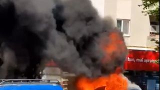 VIDEO | O mașină a ars precum o torță pe un bulevard circulat din Constanța