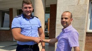 Gest impresionant al unui bărbat din Alba Iulia. A predat Poliţiei un telefon şi un portmoneu cu peste 6.000 de lei, găsite pe stradă