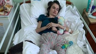 Cum arată Denisa, tânăra care s-a trezit după trei luni de stat în comă, după ce a fost bătută de fostul iubit. Imagini sfâșietoare