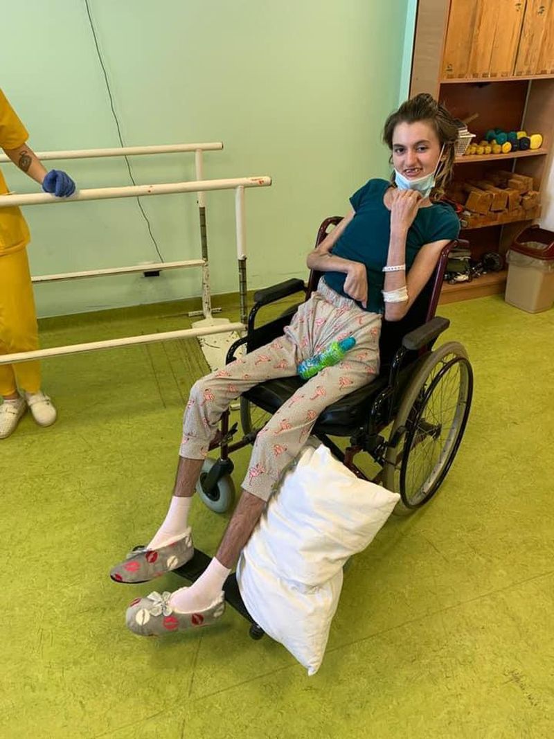 Cum arată Denisa, tânăra care s-a trezit după trei luni de stat în comă, după ce a fost bătută de fostul iubit. Imagini sfâșietoare