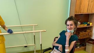 Cum arată Denisa, tânăra care s-a trezit după trei luni de stat în comă, după ce a fost bătută de fostul iubit. Imagini sfâșietoare