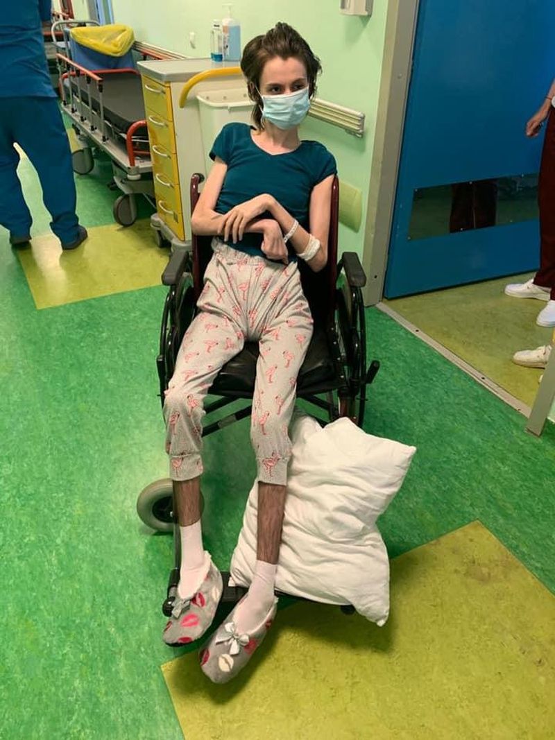 Cum arată Denisa, tânăra care s-a trezit după trei luni de stat în comă, după ce a fost bătută de fostul iubit. Imagini sfâșietoare