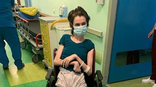 Cum arată Denisa, tânăra care s-a trezit după trei luni de stat în comă, după ce a fost bătută de fostul iubit. Imagini sfâșietoare