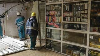 Opt angajaţi Metrorex au rămas fără loc de muncă. Aceștia au refuzat să părăsească staţia de metrou Grozăveşti, pentru a &icirc;mpiedica dezafectarea unor spaţii comerciale