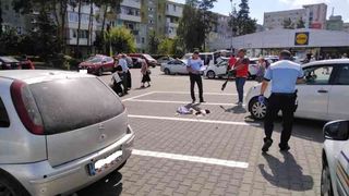 Un bărbat din Galați este cercetat penal după ce a lovit cu mașina o femeie care încerca să blocheze un loc de parcare pentru tatăl ei