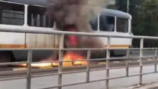 Circulația &icirc;ntreruptă &icirc;n Capitală! Un tramvai, plin cu călători, a luat foc