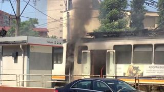 Circulația &icirc;ntreruptă &icirc;n Capitală! Un tramvai, plin cu călători, a luat foc