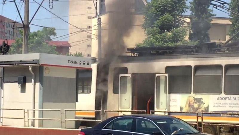 Circulația întreruptă în Capitală! Un tramvai, plin cu călători, a luat foc