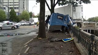 VIDEO | Un șofer de TIR a adormit la volan și era să cadă cu mașina &icirc;n D&acirc;mbovița. Pericol de explozie &icirc;n Capitală