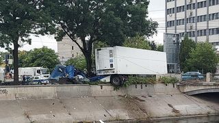 Un șofer de TIR a adormit la volan și era să cadă cu mașina &icirc;n D&acirc;mbovița. Pericol de explozie &icirc;n Capitală