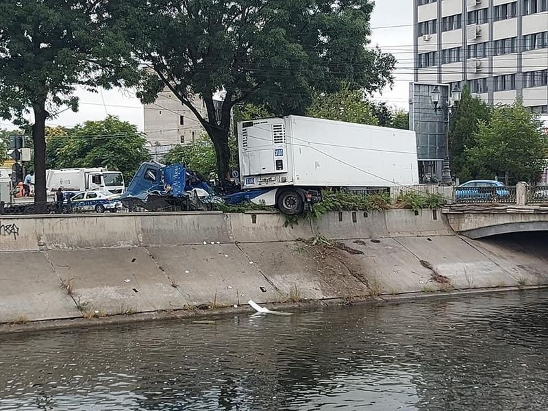 Un șofer de TIR a adormit la volan și era să cadă cu mașina în Dâmbovița. Pericol de explozie în Capitală