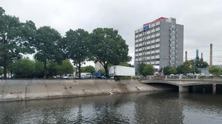 Un șofer de TIR a adormit la volan și era să cadă cu mașina &icirc;n D&acirc;mbovița. Pericol de explozie &icirc;n Capitală