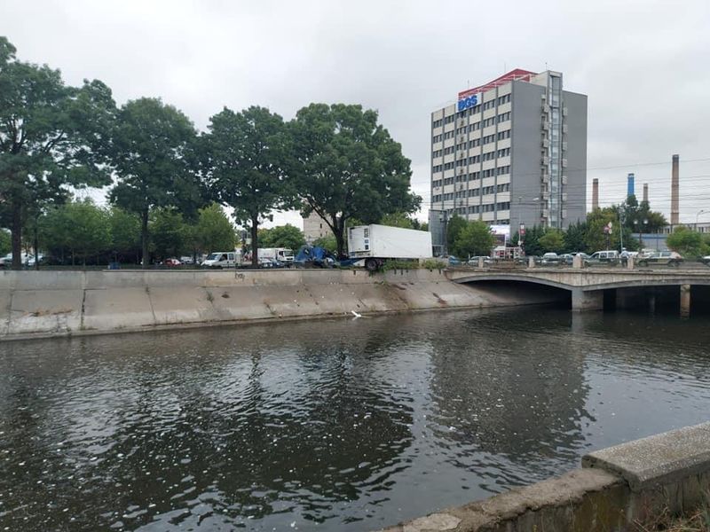 Un șofer de TIR a adormit la volan și era să cadă cu mașina în Dâmbovița. Pericol de explozie în Capitală