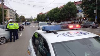 FOTO | O bunică cu nepotul &icirc;n brațe, lovită pe trecerea de pietoni, &icirc;n Botoșani 