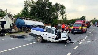 Accident rutier dezastruos. Un autoturism s-a izbit de o cisternă și s-a rupt pe jumătate