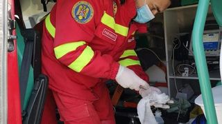 Un echipaj SMURD a fost agresat de către un individ beat. Bărbatul a distrus o portieră a autospecialei