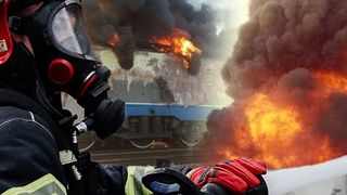 VIDEO | Locomotiva unui tren de călători a luat foc în mers. Traficul feroviar, reluat după trei ore