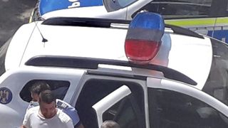 VIDEO | Bărbatul care a lovit o polițistă &icirc;n Botoșani, arestat la domiciliu