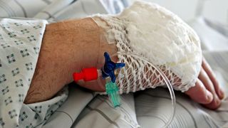 Un bătr&acirc;n de 73 de ani, patronul unui ștrand, a intrat &icirc;n comă după ce a fost bătut cu bestialitate de un t&acirc;năr