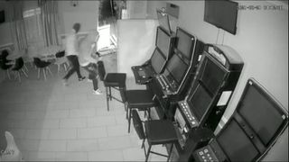 VIDEO | Cei mai proști hoți din ultimii ani, la Botoșani: S-au chinuit să forțeze ușa, deși geamul era spart